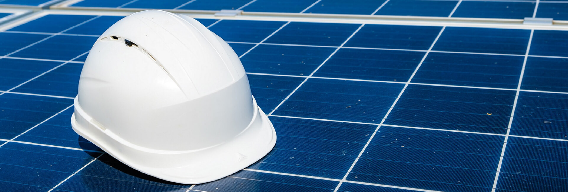 Panel solar con un casco